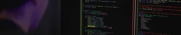 Nationales Testinstitut für Cybersicherheit Video Fallback, Person vor Monitor mit Code